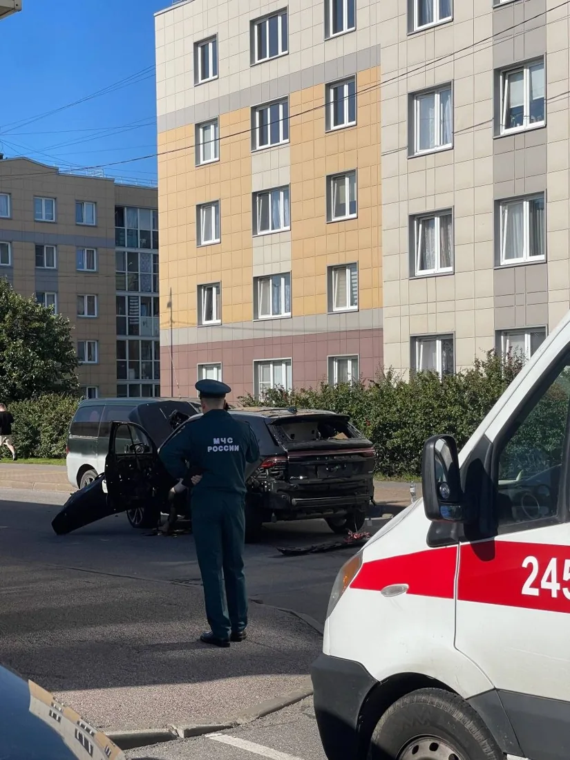 Сотрудник МЧС на месте дорожного происшествия